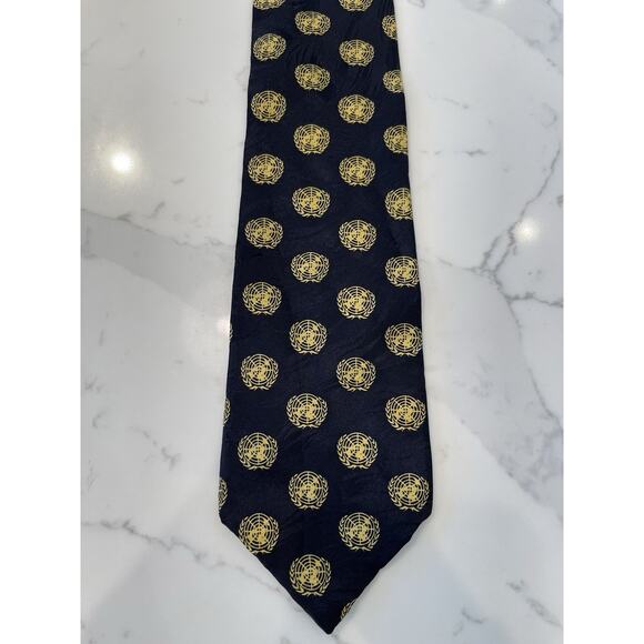 NWT Museum Artifacts Gold Medallion and Black Hand Made 100% Silk Tie 59 x 3.75 - Picture 2 of 4